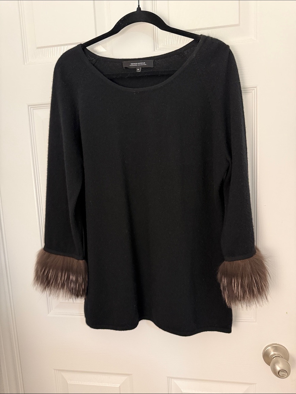 [new inventory] NEIMAN MARCUS CASHMERE COLLECTION BLACK SWEATER FUR CUFFS EUC